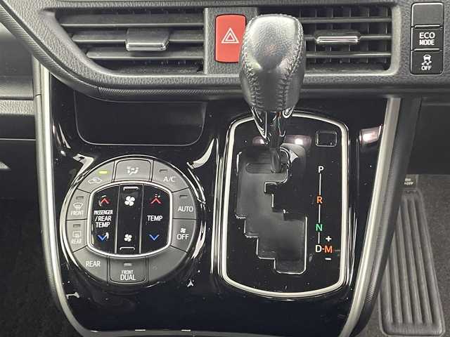 トヨタ ヴォクシー ZS 煌 愛知県 2018(平30)年 7万km ホワイトパールクリスタルシャイン ディーラー純正9型SDナビNSZT-Y68T/　CD DVD BT フルセグTV/バックカメラ/純正12.1型フリップダウンモニター（V12T-R68C）/両側パワースライドドア/プリクラッシュセーフティシステム/レーンキープアシスト/クルーズコントロール/前後クリアランスソナー/オートハイビーム/オートライト/LEDヘッドライト/フォグランプ/アイドリングストップ/レーンキープアシスト/横滑り防止装置/MTモード付AT/ビルトインETC/純正前方ドライブレコーダー/ロールサンシェード/ISOFIX/PWオールオート/電動格納ウィンカーミラー/ドアバイザー/純正フロアマット/革巻きステアリング/ステアリングスイッチ/プッシュスタート/スマートキー