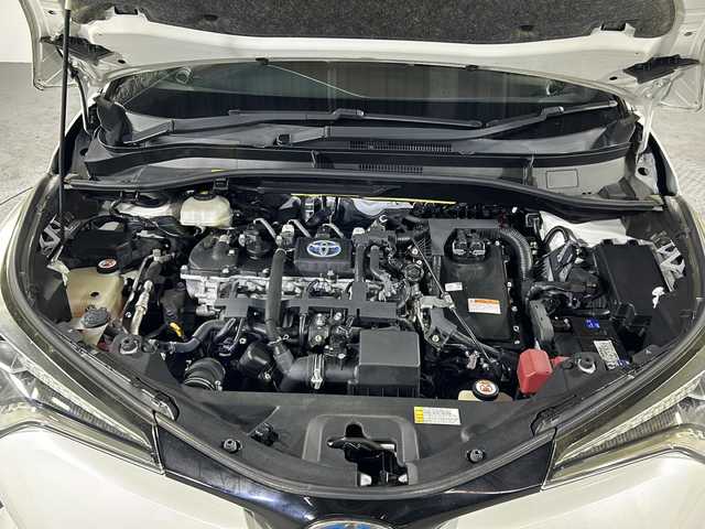 トヨタ Ｃ－ＨＲ G 沖縄県 2017(平29)年 4.9万km ホワイトパールクリスタルシャイン 禁煙車　/県外仕入れ　/純正ナビ/→【ＣＤ／ＤＶＤ／フルセグ／フルセグＴＶ／ＢＴ】　/バックカメラ　/ETC/ステアリングスイッチ/モデリスタエアロ　/ブラインドスポットモニター/ハーフレザー　/前席シートヒーター　/衝突被害軽減システム　/前後コーナーセンサー　/スマートキー/スペアキー　/ＬＥＤヘッドライト　/オートライト