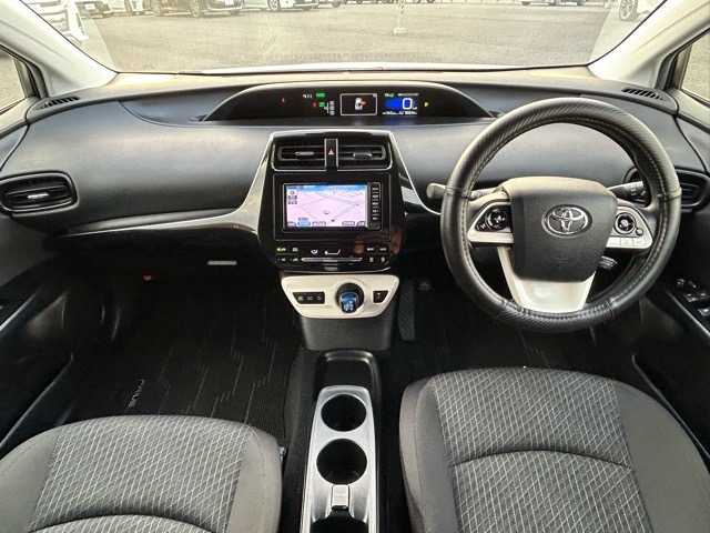 トヨタ プリウス E 千葉県 2016(平28)年 8.1万km スーパーホワイトⅡ 純正ナビ/Bluetooth/ワンセグTV/バックカメラ/ETC/ドライブレコーダー/社外エアロ/プリクラッシュセーフティ/レーンディパーチャアラート/オートハイビーム/クルーズコントロール/スマートキー/スペアキー×１/ステアリングスイッチ/純正フロアマット/保証書・取扱説明書