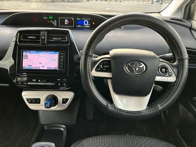 トヨタ プリウス E 千葉県 2016(平28)年 8.1万km スーパーホワイトⅡ 純正ナビ/Bluetooth/ワンセグTV/バックカメラ/ETC/ドライブレコーダー/社外エアロ/プリクラッシュセーフティ/レーンディパーチャアラート/オートハイビーム/クルーズコントロール/スマートキー/スペアキー×１/ステアリングスイッチ/純正フロアマット/保証書・取扱説明書