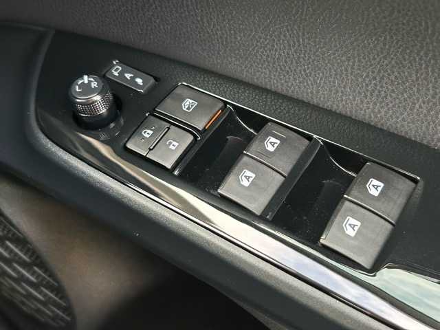 トヨタ プリウス E 千葉県 2016(平28)年 8.1万km スーパーホワイトⅡ 純正ナビ/Bluetooth/ワンセグTV/バックカメラ/ETC/ドライブレコーダー/社外エアロ/プリクラッシュセーフティ/レーンディパーチャアラート/オートハイビーム/クルーズコントロール/スマートキー/スペアキー×１/ステアリングスイッチ/純正フロアマット/保証書・取扱説明書