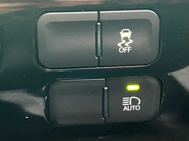 トヨタ プリウス E 千葉県 2016(平28)年 8.1万km スーパーホワイトⅡ 純正ナビ/Bluetooth/ワンセグTV/バックカメラ/ETC/ドライブレコーダー/社外エアロ/プリクラッシュセーフティ/レーンディパーチャアラート/オートハイビーム/クルーズコントロール/スマートキー/スペアキー×１/ステアリングスイッチ/純正フロアマット/保証書・取扱説明書