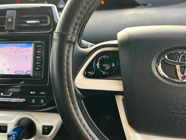 トヨタ プリウス E 千葉県 2016(平28)年 8.1万km スーパーホワイトⅡ 純正ナビ/Bluetooth/ワンセグTV/バックカメラ/ETC/ドライブレコーダー/社外エアロ/プリクラッシュセーフティ/レーンディパーチャアラート/オートハイビーム/クルーズコントロール/スマートキー/スペアキー×１/ステアリングスイッチ/純正フロアマット/保証書・取扱説明書