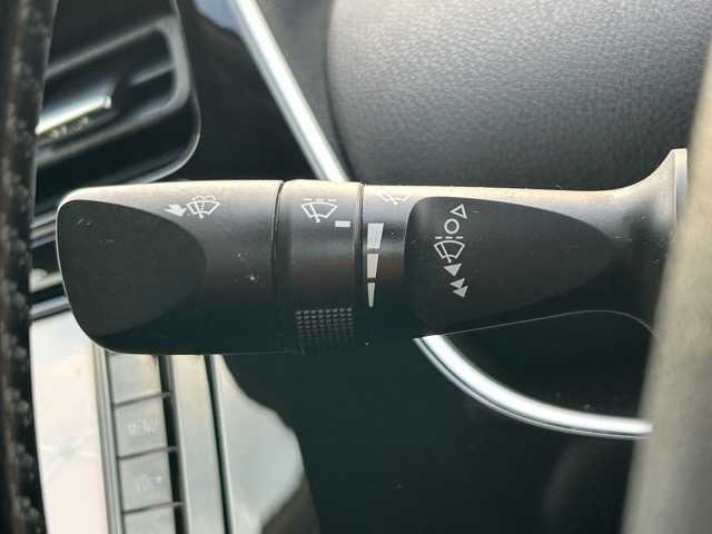 トヨタ プリウス E 千葉県 2016(平28)年 8.1万km スーパーホワイトⅡ 純正ナビ/Bluetooth/ワンセグTV/バックカメラ/ETC/ドライブレコーダー/社外エアロ/プリクラッシュセーフティ/レーンディパーチャアラート/オートハイビーム/クルーズコントロール/スマートキー/スペアキー×１/ステアリングスイッチ/純正フロアマット/保証書・取扱説明書