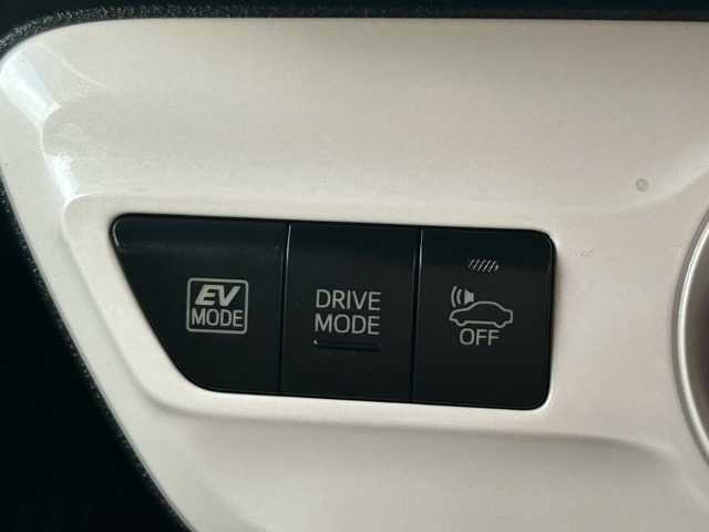 トヨタ プリウス E 千葉県 2016(平28)年 8.1万km スーパーホワイトⅡ 純正ナビ/Bluetooth/ワンセグTV/バックカメラ/ETC/ドライブレコーダー/社外エアロ/プリクラッシュセーフティ/レーンディパーチャアラート/オートハイビーム/クルーズコントロール/スマートキー/スペアキー×１/ステアリングスイッチ/純正フロアマット/保証書・取扱説明書