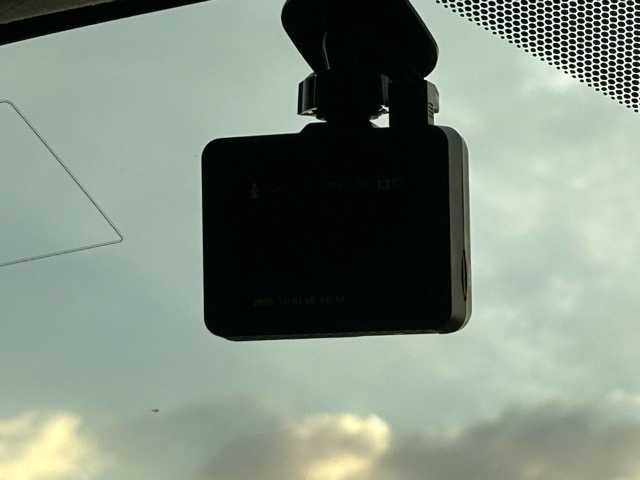 トヨタ プリウス E 千葉県 2016(平28)年 8.1万km スーパーホワイトⅡ 純正ナビ/Bluetooth/ワンセグTV/バックカメラ/ETC/ドライブレコーダー/社外エアロ/プリクラッシュセーフティ/レーンディパーチャアラート/オートハイビーム/クルーズコントロール/スマートキー/スペアキー×１/ステアリングスイッチ/純正フロアマット/保証書・取扱説明書