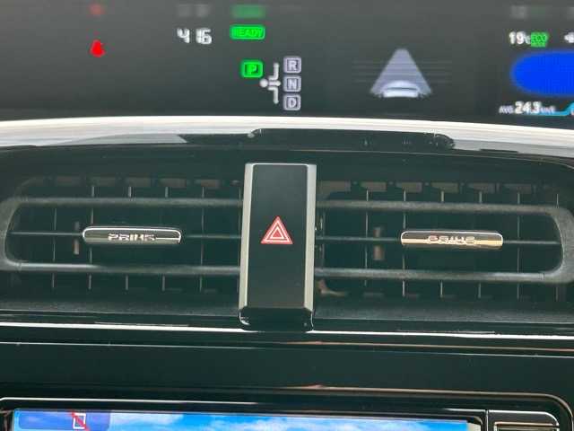 トヨタ プリウス E 千葉県 2016(平28)年 8.1万km スーパーホワイトⅡ 純正ナビ/Bluetooth/ワンセグTV/バックカメラ/ETC/ドライブレコーダー/社外エアロ/プリクラッシュセーフティ/レーンディパーチャアラート/オートハイビーム/クルーズコントロール/スマートキー/スペアキー×１/ステアリングスイッチ/純正フロアマット/保証書・取扱説明書