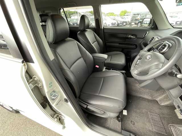 トヨタ カローラ ルミオン 1．5G On B リミテッド 東京都 2014(平26)年 5.8万km ホワイトパールクリスタルシャイン 社外ナビ(AVN-Z04iW)/フルセグTV、Bluetooth、DVD再生、FM/AM/純正アルミ１５インチホイール/ドアバイザー/レザーシート/純正フロアマット/ドライブレコーダー/電動格納ミラー/ビルトインETC/カーテンエアバッグ/プッシュスタート/パワーウィンドウ/パワーステアリング/横滑り防止装置