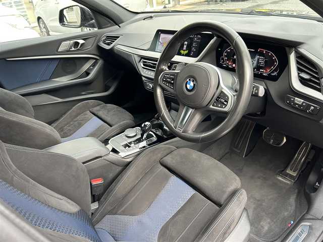 ＢＭＷ Ｍ１３５ｉ xDrive 東京都 2020(令2)年 4.7万km サファイアブラックP ワンオーナー/純正HDDナビ/FM・AM/Bluetooth//バックカメラ/ETC2.0/インテリジェントセーフティ/アダクティブクルーズコントロール/PDC自動起動/アクティブPDC緊急ブレーキ/パーキングアシスト/シートヒーター/パワーシート/パワーテールゲート/LEDヘッドライト/純正フロアマット/純正18インチAW/保証書/取扱説明書/スペアキー