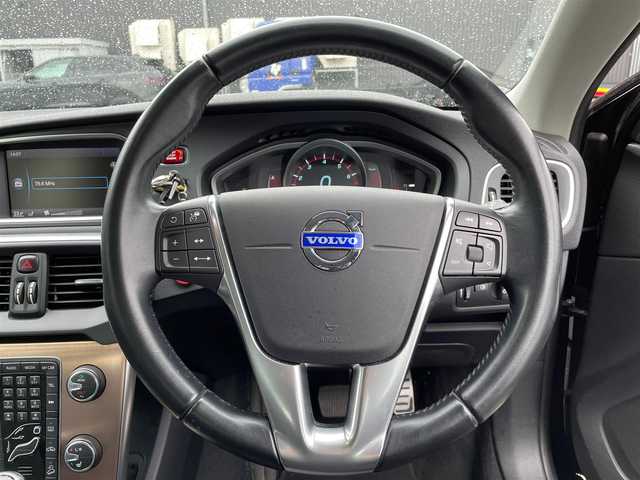 ボルボ Ｖ４０ 青森県 2014(平26)年 6.5万km 黒 クルーズコントロール/ブラインドスポット/パワーシート/シートメモリー/シートヒーター/コーナーセンサー/純正ナビ/CD/Bluetooth/USB/スマートキー/ダウンヒルアシスト/レーンキープ/ETC/オートライト/純正１７インチＡＷ