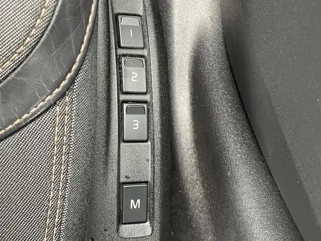 ボルボ Ｖ４０ 青森県 2014(平26)年 6.5万km 黒 クルーズコントロール/ブラインドスポット/パワーシート/シートメモリー/シートヒーター/コーナーセンサー/純正ナビ/CD/Bluetooth/USB/スマートキー/ダウンヒルアシスト/レーンキープ/ETC/オートライト/純正１７インチＡＷ