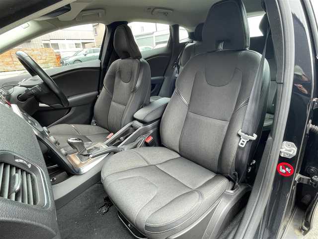 ボルボ Ｖ４０ 青森県 2014(平26)年 6.5万km 黒 クルーズコントロール/ブラインドスポット/パワーシート/シートメモリー/シートヒーター/コーナーセンサー/純正ナビ/CD/Bluetooth/USB/スマートキー/ダウンヒルアシスト/レーンキープ/ETC/オートライト/純正１７インチＡＷ
