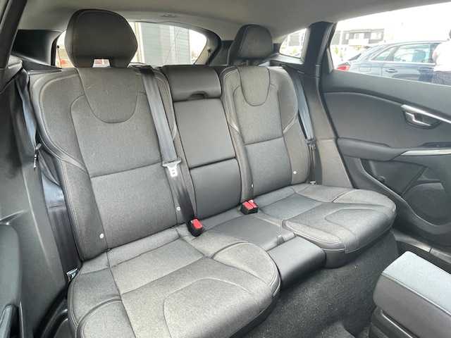 ボルボ Ｖ４０ 青森県 2014(平26)年 6.5万km 黒 クルーズコントロール/ブラインドスポット/パワーシート/シートメモリー/シートヒーター/コーナーセンサー/純正ナビ/CD/Bluetooth/USB/スマートキー/ダウンヒルアシスト/レーンキープ/ETC/オートライト/純正１７インチＡＷ