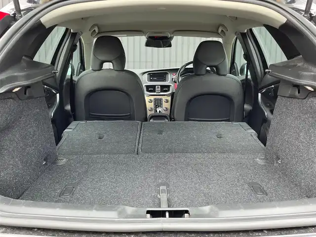 ボルボ Ｖ４０ 青森県 2014(平26)年 6.5万km 黒 クルーズコントロール/ブラインドスポット/パワーシート/シートメモリー/シートヒーター/コーナーセンサー/純正ナビ/CD/Bluetooth/USB/スマートキー/ダウンヒルアシスト/レーンキープ/ETC/オートライト/純正１７インチＡＷ