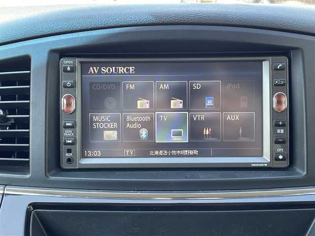 日産 エルグランド 250ハイウェイスター 道央・札幌 2011(平23)年 11.2万km ブリリアントホワイトパール 登録時走行距離111795km/　4　W　D　/純正SDメモリナビ/(AM/FM/CD/DVD/AUX/ipod)/両側パワースライドドア/切り替え式４WD/純正エンジンスターター/前方ドライブレコーダー/純正後席用モニター/バックカメラ/プッシュスタート/後席サンシェード/横滑り防止装置/オットマン/スマートキー/スペアキー×１/ナビリモコン付/ビルトインETC/三列シート/オットマン/電動格納ミラー/バニティミラー/純正AW付冬タイヤ積込/(225/55/R18)