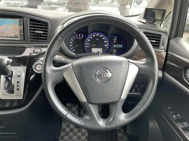 日産 エルグランド 250ハイウェイスター 和歌山県 2011(平23)年 11.2万km ブリリアントホワイトパール (株)IDOMが運営する【じしゃロン和歌山店】の自社ローン対象車両になります。こちらは現金ご利用時の価格です。/自社ローンご希望の方は別途その旨お申付け下さい。/RS-R車高調/純正SDメモリナビ/(AM/FM/CD/DVD/AUX/ipod)/両側パワースライドドア/切り替え式４WD/純正エンジンスターター/前方ドライブレコーダー/純正後席用モニター/バックカメラ/プッシュスタート/後席サンシェード/横滑り防止装置/オットマン/スマートキー/スペアキー×１/ナビリモコン付/ビルトインETC/三列シート/オットマン/電動格納ミラー/バニティミラー/純正AW付冬タイヤ積込/(225/55/R18)