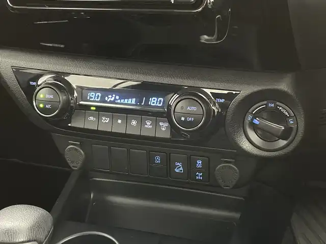 トヨタ ハイラックス Z 新潟県 2023(令5)年 5.2万km オキサイドブロンズM 4WD/純正ディーラーOPナビ/バックモニター/・AM/FM/CD/Bluetooth/フルセグ/アダプティブクルーズコントロ―ル/レーンキープアシスト/ターボ/ETC/純正LEDヘッドライト/オートライト/オートマチックハイビーム/純正リアガーニッシュ/純正フロアマット/純正17インチAW夏タイヤ/ABS/横滑り防止機能/AFS/前後コーナーセンサー/ダウンヒルアシストコントロール/保証書/取扱説明書