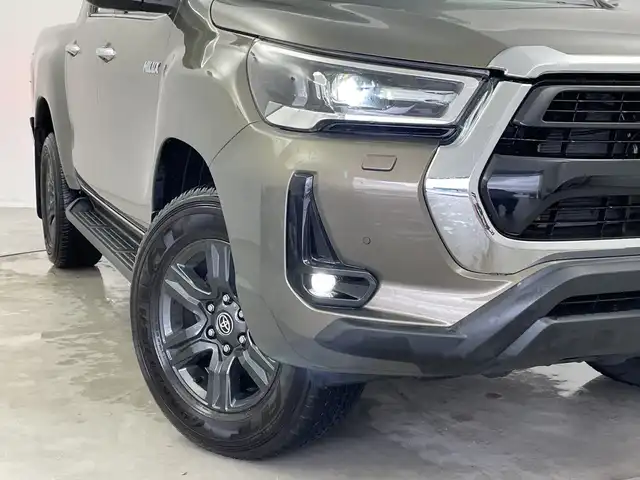 トヨタ ハイラックス Z 新潟県 2023(令5)年 5.2万km オキサイドブロンズM 4WD/純正ディーラーOPナビ/バックモニター/・AM/FM/CD/Bluetooth/フルセグ/アダプティブクルーズコントロ―ル/レーンキープアシスト/ターボ/ETC/純正LEDヘッドライト/オートライト/オートマチックハイビーム/純正リアガーニッシュ/純正フロアマット/純正17インチAW夏タイヤ/ABS/横滑り防止機能/AFS/前後コーナーセンサー/ダウンヒルアシストコントロール/保証書/取扱説明書