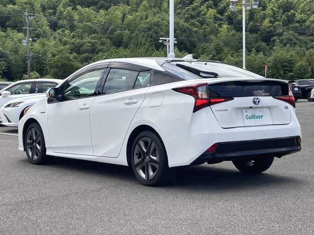 トヨタ プリウス S ツーリングセレクション 佐賀県 2019(令1)年 7.3万km スーパーホワイトⅡ Stradaナビ/バックカメラ/プリクラッシュセーフティ/レーンディパーチャーアラート/オートハイビーム/アダプティブクルーズコントロール/レザーシート/シートヒーター/ETC/ステアリングリモコン/レザーステアリング/プッシュスタート/スマートキー/LEDヘッドライト/フォグライト/純正アルミホイール