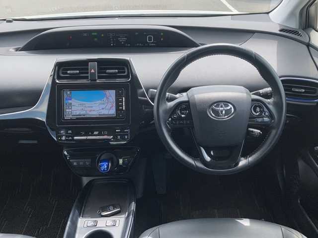 トヨタ プリウス S ツーリングセレクション 佐賀県 2019(令1)年 7.3万km スーパーホワイトⅡ Stradaナビ/バックカメラ/プリクラッシュセーフティ/レーンディパーチャーアラート/オートハイビーム/アダプティブクルーズコントロール/レザーシート/シートヒーター/ETC/ステアリングリモコン/レザーステアリング/プッシュスタート/スマートキー/LEDヘッドライト/フォグライト/純正アルミホイール