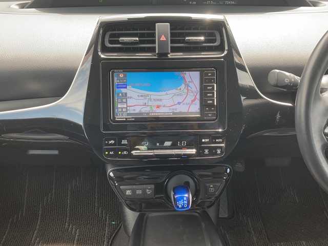 トヨタ プリウス S ツーリングセレクション 佐賀県 2019(令1)年 7.3万km スーパーホワイトⅡ Stradaナビ/バックカメラ/プリクラッシュセーフティ/レーンディパーチャーアラート/オートハイビーム/アダプティブクルーズコントロール/レザーシート/シートヒーター/ETC/ステアリングリモコン/レザーステアリング/プッシュスタート/スマートキー/LEDヘッドライト/フォグライト/純正アルミホイール