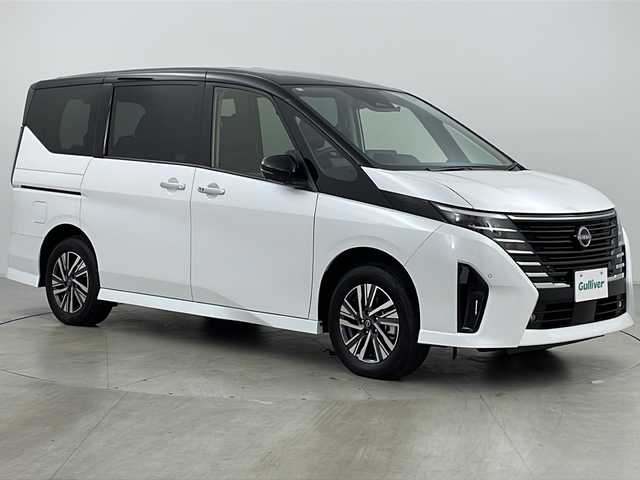 日産 セレナ e－4ORCE ハイウェイスターV 道央・札幌 2024(令6)年 0.1万km パール ・４WD/・純正ナビ（MM２２３D-L）/・BT＆SD＆フルセグTV/・ETC/・純正ドラレコ/・全方位カメラ/・プロパイロット/・両側パワースライドドア/・前席シートヒーター/・ステアリングヒーター/・ステアリングスイッチ/・デジタルインナーミラー/・ｅ－Ｐｅｄａｌ/・プッシュスタート/・スマートキー/・ＬＥＤヘッドライト/・オートライト/・オートマチックハイビーム/・電格ミラー/・ＡＣ１５００Ｗ