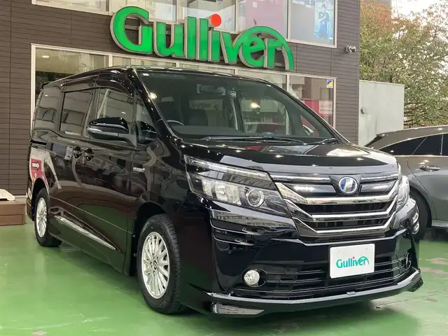 トヨタ ヴォクシー ハイブリッド V 神奈川県 2015(平27)年 10.9万km ブラック 新車保証書/取扱説明書/スマートキー/スペアキー/純正ナビ・フルセグTV/CD・DVDビデオ・Bluetooth/バックカメラ/フリップダウンモニター/ビルトインETC/置くだけ充電/両側パワースライドドア/クルーズコントロール/前席シートヒーター/LEDヘッドライト/モデリスタエアロ/リアスポイラー/純正15インチアルミホイール