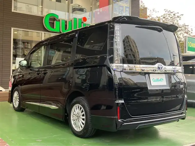 トヨタ ヴォクシー ハイブリッド V 神奈川県 2015(平27)年 10.9万km ブラック 新車保証書/取扱説明書/スマートキー/スペアキー/純正ナビ・フルセグTV/CD・DVDビデオ・Bluetooth/バックカメラ/フリップダウンモニター/ビルトインETC/置くだけ充電/両側パワースライドドア/クルーズコントロール/前席シートヒーター/LEDヘッドライト/モデリスタエアロ/リアスポイラー/純正15インチアルミホイール