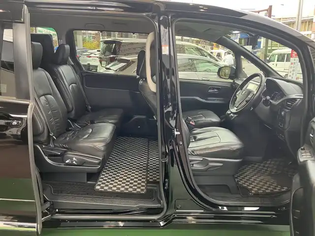 トヨタ ヴォクシー ハイブリッド V 神奈川県 2015(平27)年 10.9万km ブラック 新車保証書/取扱説明書/スマートキー/スペアキー/純正ナビ・フルセグTV/CD・DVDビデオ・Bluetooth/バックカメラ/フリップダウンモニター/ビルトインETC/置くだけ充電/両側パワースライドドア/クルーズコントロール/前席シートヒーター/LEDヘッドライト/モデリスタエアロ/リアスポイラー/純正15インチアルミホイール