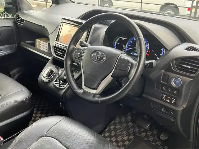 トヨタ ヴォクシー ハイブリッド V 神奈川県 2015(平27)年 10.9万km ブラック 新車保証書/取扱説明書/スマートキー/スペアキー/純正ナビ・フルセグTV/CD・DVDビデオ・Bluetooth/バックカメラ/フリップダウンモニター/ビルトインETC/置くだけ充電/両側パワースライドドア/クルーズコントロール/前席シートヒーター/LEDヘッドライト/モデリスタエアロ/リアスポイラー/純正15インチアルミホイール