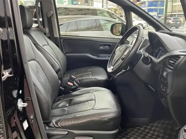 トヨタ ヴォクシー ハイブリッド V 神奈川県 2015(平27)年 10.9万km ブラック 新車保証書/取扱説明書/スマートキー/スペアキー/純正ナビ・フルセグTV/CD・DVDビデオ・Bluetooth/バックカメラ/フリップダウンモニター/ビルトインETC/置くだけ充電/両側パワースライドドア/クルーズコントロール/前席シートヒーター/LEDヘッドライト/モデリスタエアロ/リアスポイラー/純正15インチアルミホイール