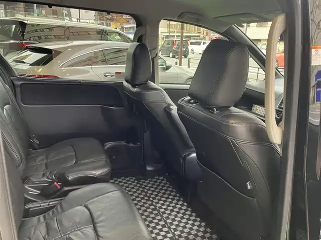 トヨタ ヴォクシー ハイブリッド V 神奈川県 2015(平27)年 10.9万km ブラック 新車保証書/取扱説明書/スマートキー/スペアキー/純正ナビ・フルセグTV/CD・DVDビデオ・Bluetooth/バックカメラ/フリップダウンモニター/ビルトインETC/置くだけ充電/両側パワースライドドア/クルーズコントロール/前席シートヒーター/LEDヘッドライト/モデリスタエアロ/リアスポイラー/純正15インチアルミホイール