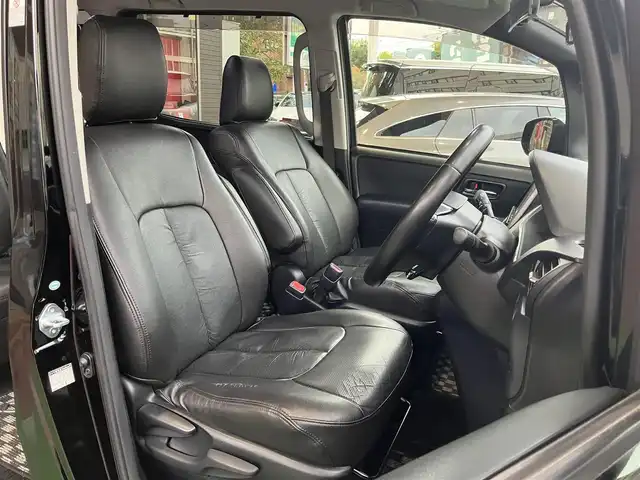 トヨタ ヴォクシー ハイブリッド V 神奈川県 2015(平27)年 10.9万km ブラック 新車保証書/取扱説明書/スマートキー/スペアキー/純正ナビ・フルセグTV/CD・DVDビデオ・Bluetooth/バックカメラ/フリップダウンモニター/ビルトインETC/置くだけ充電/両側パワースライドドア/クルーズコントロール/前席シートヒーター/LEDヘッドライト/モデリスタエアロ/リアスポイラー/純正15インチアルミホイール