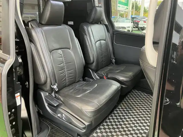 トヨタ ヴォクシー ハイブリッド V 神奈川県 2015(平27)年 10.9万km ブラック 新車保証書/取扱説明書/スマートキー/スペアキー/純正ナビ・フルセグTV/CD・DVDビデオ・Bluetooth/バックカメラ/フリップダウンモニター/ビルトインETC/置くだけ充電/両側パワースライドドア/クルーズコントロール/前席シートヒーター/LEDヘッドライト/モデリスタエアロ/リアスポイラー/純正15インチアルミホイール