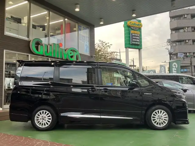 トヨタ ヴォクシー ハイブリッド V 神奈川県 2015(平27)年 10.9万km ブラック 新車保証書/取扱説明書/スマートキー/スペアキー/純正ナビ・フルセグTV/CD・DVDビデオ・Bluetooth/バックカメラ/フリップダウンモニター/ビルトインETC/置くだけ充電/両側パワースライドドア/クルーズコントロール/前席シートヒーター/LEDヘッドライト/モデリスタエアロ/リアスポイラー/純正15インチアルミホイール