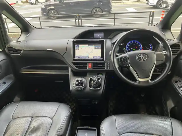 トヨタ ヴォクシー ハイブリッド V 神奈川県 2015(平27)年 10.9万km ブラック 新車保証書/取扱説明書/スマートキー/スペアキー/純正ナビ・フルセグTV/CD・DVDビデオ・Bluetooth/バックカメラ/フリップダウンモニター/ビルトインETC/置くだけ充電/両側パワースライドドア/クルーズコントロール/前席シートヒーター/LEDヘッドライト/モデリスタエアロ/リアスポイラー/純正15インチアルミホイール