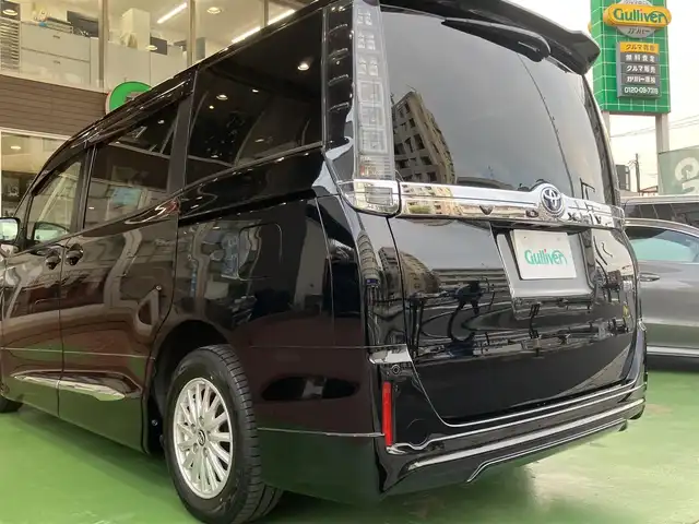 トヨタ ヴォクシー ハイブリッド V 神奈川県 2015(平27)年 10.9万km ブラック 新車保証書/取扱説明書/スマートキー/スペアキー/純正ナビ・フルセグTV/CD・DVDビデオ・Bluetooth/バックカメラ/フリップダウンモニター/ビルトインETC/置くだけ充電/両側パワースライドドア/クルーズコントロール/前席シートヒーター/LEDヘッドライト/モデリスタエアロ/リアスポイラー/純正15インチアルミホイール