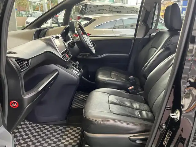 トヨタ ヴォクシー ハイブリッド V 神奈川県 2015(平27)年 10.9万km ブラック 新車保証書/取扱説明書/スマートキー/スペアキー/純正ナビ・フルセグTV/CD・DVDビデオ・Bluetooth/バックカメラ/フリップダウンモニター/ビルトインETC/置くだけ充電/両側パワースライドドア/クルーズコントロール/前席シートヒーター/LEDヘッドライト/モデリスタエアロ/リアスポイラー/純正15インチアルミホイール