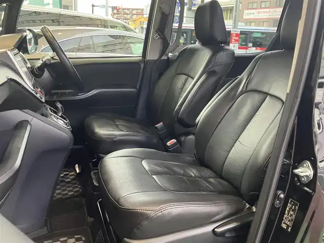 トヨタ ヴォクシー ハイブリッド V 神奈川県 2015(平27)年 10.9万km ブラック 新車保証書/取扱説明書/スマートキー/スペアキー/純正ナビ・フルセグTV/CD・DVDビデオ・Bluetooth/バックカメラ/フリップダウンモニター/ビルトインETC/置くだけ充電/両側パワースライドドア/クルーズコントロール/前席シートヒーター/LEDヘッドライト/モデリスタエアロ/リアスポイラー/純正15インチアルミホイール