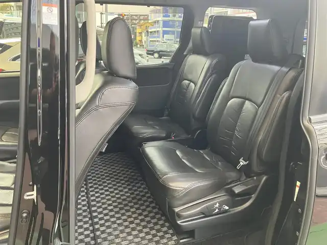 トヨタ ヴォクシー ハイブリッド V 神奈川県 2015(平27)年 10.9万km ブラック 新車保証書/取扱説明書/スマートキー/スペアキー/純正ナビ・フルセグTV/CD・DVDビデオ・Bluetooth/バックカメラ/フリップダウンモニター/ビルトインETC/置くだけ充電/両側パワースライドドア/クルーズコントロール/前席シートヒーター/LEDヘッドライト/モデリスタエアロ/リアスポイラー/純正15インチアルミホイール