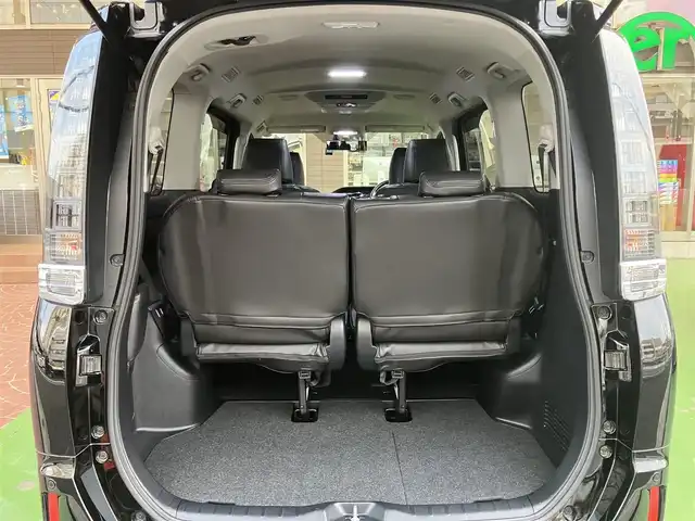 トヨタ ヴォクシー ハイブリッド V 神奈川県 2015(平27)年 10.9万km ブラック 新車保証書/取扱説明書/スマートキー/スペアキー/純正ナビ・フルセグTV/CD・DVDビデオ・Bluetooth/バックカメラ/フリップダウンモニター/ビルトインETC/置くだけ充電/両側パワースライドドア/クルーズコントロール/前席シートヒーター/LEDヘッドライト/モデリスタエアロ/リアスポイラー/純正15インチアルミホイール