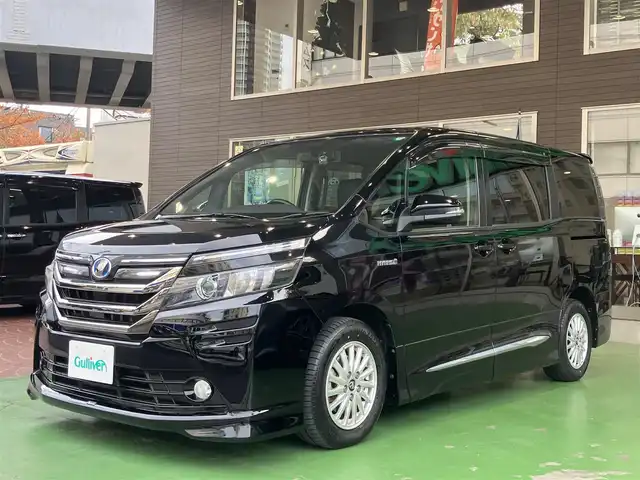 トヨタ ヴォクシー ハイブリッド V 神奈川県 2015(平27)年 10.9万km ブラック 新車保証書/取扱説明書/スマートキー/スペアキー/純正ナビ・フルセグTV/CD・DVDビデオ・Bluetooth/バックカメラ/フリップダウンモニター/ビルトインETC/置くだけ充電/両側パワースライドドア/クルーズコントロール/前席シートヒーター/LEDヘッドライト/モデリスタエアロ/リアスポイラー/純正15インチアルミホイール