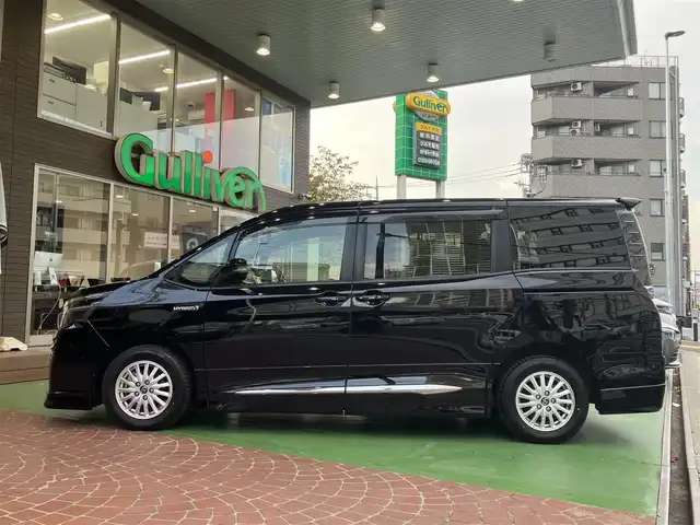 トヨタ ヴォクシー ハイブリッド V 神奈川県 2015(平27)年 10.9万km ブラック 新車保証書/取扱説明書/スマートキー/スペアキー/純正ナビ・フルセグTV/CD・DVDビデオ・Bluetooth/バックカメラ/フリップダウンモニター/ビルトインETC/置くだけ充電/両側パワースライドドア/クルーズコントロール/前席シートヒーター/LEDヘッドライト/モデリスタエアロ/リアスポイラー/純正15インチアルミホイール