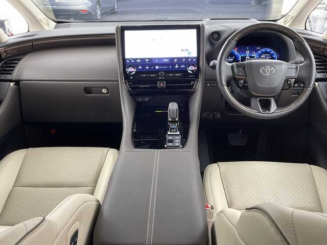 トヨタ アルファードハイブリット エグゼクティブ ラウンジ 兵庫県 2023(令5)年 2.3万km プラチナホワイトパールマイカ ・純正ディスプレイナビオーディオ/・Bluetooth/CD/DVD/USB/フルセグテレビ/・パノラミックビューモニター/・純正リアフリップダウンモニター/・トヨタセーフティセンス/・プリクラッシュセーフティ/・緊急時操舵支援/・フロント＆リヤクロストラフィックアラート/・レーンチェンジアシスト/・レーダクルーズコントロール/・アダプティブハイビームシステム/・ロードサインアシスト/・ドライバー異常時対応システム/・プロアクティブドライビングアシスト/・レーンディバーチャーアラート/・発進遅れ告知機能/・後方車両接近告知/・周辺車両接近時サポート/・クリアランスソナー/・パーキングサポートブレーキ/・リヤカメラディテクション/・車両接近通報装置/・デジタルインナーミラー/・左右独立ムーンルーフ/・パワーバックドア/・両側パワースライドドア/・ユニバーサルステップ（左右スライド）/・電子パーキングブレーキ/・オートホールド/・革巻きステアリング/・ステアリングヒーター/・革シート/・全席パワーシート、シートヒーター、ベンチレーション/・電動オットマン/・パワーサンシェード