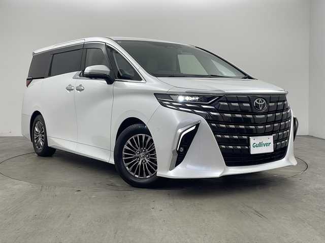 トヨタ アルファードハイブリット エグゼクティブ ラウンジ 兵庫県 2023(令5)年 2.3万km プラチナホワイトパールマイカ ・純正ディスプレイナビオーディオ/・Bluetooth/CD/DVD/USB/フルセグテレビ/・パノラミックビューモニター/・純正リアフリップダウンモニター/・トヨタセーフティセンス/・プリクラッシュセーフティ/・緊急時操舵支援/・フロント＆リヤクロストラフィックアラート/・レーンチェンジアシスト/・レーダクルーズコントロール/・アダプティブハイビームシステム/・ロードサインアシスト/・ドライバー異常時対応システム/・プロアクティブドライビングアシスト/・レーンディバーチャーアラート/・発進遅れ告知機能/・後方車両接近告知/・周辺車両接近時サポート/・クリアランスソナー/・パーキングサポートブレーキ/・リヤカメラディテクション/・車両接近通報装置/・デジタルインナーミラー/・左右独立ムーンルーフ/・パワーバックドア/・両側パワースライドドア/・ユニバーサルステップ（左右スライド）/・電子パーキングブレーキ/・オートホールド/・革巻きステアリング/・ステアリングヒーター/・革シート/・全席パワーシート、シートヒーター、ベンチレーション/・電動オットマン/・パワーサンシェード