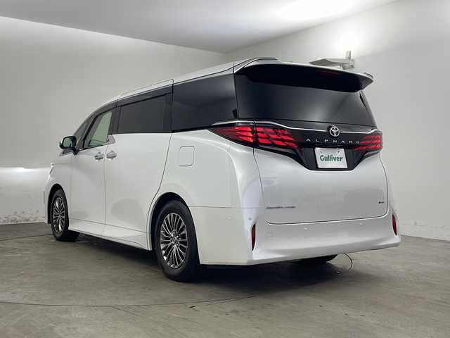 トヨタ アルファードハイブリット エグゼクティブ ラウンジ 兵庫県 2023(令5)年 2.3万km プラチナホワイトパールマイカ ・純正ディスプレイナビオーディオ/・Bluetooth/CD/DVD/USB/フルセグテレビ/・パノラミックビューモニター/・純正リアフリップダウンモニター/・トヨタセーフティセンス/・プリクラッシュセーフティ/・緊急時操舵支援/・フロント＆リヤクロストラフィックアラート/・レーンチェンジアシスト/・レーダクルーズコントロール/・アダプティブハイビームシステム/・ロードサインアシスト/・ドライバー異常時対応システム/・プロアクティブドライビングアシスト/・レーンディバーチャーアラート/・発進遅れ告知機能/・後方車両接近告知/・周辺車両接近時サポート/・クリアランスソナー/・パーキングサポートブレーキ/・リヤカメラディテクション/・車両接近通報装置/・デジタルインナーミラー/・左右独立ムーンルーフ/・パワーバックドア/・両側パワースライドドア/・ユニバーサルステップ（左右スライド）/・電子パーキングブレーキ/・オートホールド/・革巻きステアリング/・ステアリングヒーター/・革シート/・全席パワーシート、シートヒーター、ベンチレーション/・電動オットマン/・パワーサンシェード