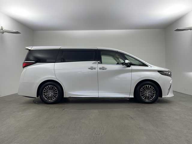 トヨタ アルファードハイブリット エグゼクティブ ラウンジ 兵庫県 2023(令5)年 2.3万km プラチナホワイトパールマイカ ・純正ディスプレイナビオーディオ/・Bluetooth/CD/DVD/USB/フルセグテレビ/・パノラミックビューモニター/・純正リアフリップダウンモニター/・トヨタセーフティセンス/・プリクラッシュセーフティ/・緊急時操舵支援/・フロント＆リヤクロストラフィックアラート/・レーンチェンジアシスト/・レーダクルーズコントロール/・アダプティブハイビームシステム/・ロードサインアシスト/・ドライバー異常時対応システム/・プロアクティブドライビングアシスト/・レーンディバーチャーアラート/・発進遅れ告知機能/・後方車両接近告知/・周辺車両接近時サポート/・クリアランスソナー/・パーキングサポートブレーキ/・リヤカメラディテクション/・車両接近通報装置/・デジタルインナーミラー/・左右独立ムーンルーフ/・パワーバックドア/・両側パワースライドドア/・ユニバーサルステップ（左右スライド）/・電子パーキングブレーキ/・オートホールド/・革巻きステアリング/・ステアリングヒーター/・革シート/・全席パワーシート、シートヒーター、ベンチレーション/・電動オットマン/・パワーサンシェード