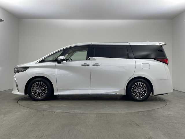 トヨタ アルファードハイブリット エグゼクティブ ラウンジ 兵庫県 2023(令5)年 2.3万km プラチナホワイトパールマイカ ・純正ディスプレイナビオーディオ/・Bluetooth/CD/DVD/USB/フルセグテレビ/・パノラミックビューモニター/・純正リアフリップダウンモニター/・トヨタセーフティセンス/・プリクラッシュセーフティ/・緊急時操舵支援/・フロント＆リヤクロストラフィックアラート/・レーンチェンジアシスト/・レーダクルーズコントロール/・アダプティブハイビームシステム/・ロードサインアシスト/・ドライバー異常時対応システム/・プロアクティブドライビングアシスト/・レーンディバーチャーアラート/・発進遅れ告知機能/・後方車両接近告知/・周辺車両接近時サポート/・クリアランスソナー/・パーキングサポートブレーキ/・リヤカメラディテクション/・車両接近通報装置/・デジタルインナーミラー/・左右独立ムーンルーフ/・パワーバックドア/・両側パワースライドドア/・ユニバーサルステップ（左右スライド）/・電子パーキングブレーキ/・オートホールド/・革巻きステアリング/・ステアリングヒーター/・革シート/・全席パワーシート、シートヒーター、ベンチレーション/・電動オットマン/・パワーサンシェード