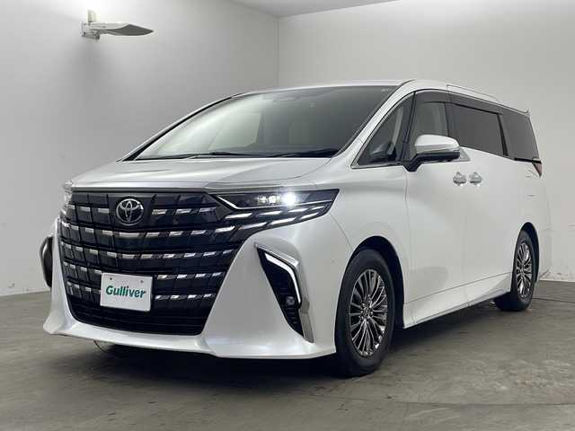 トヨタ アルファードハイブリット エグゼクティブ ラウンジ 兵庫県 2023(令5)年 2.3万km プラチナホワイトパールマイカ ・純正ディスプレイナビオーディオ/・Bluetooth/CD/DVD/USB/フルセグテレビ/・パノラミックビューモニター/・純正リアフリップダウンモニター/・トヨタセーフティセンス/・プリクラッシュセーフティ/・緊急時操舵支援/・フロント＆リヤクロストラフィックアラート/・レーンチェンジアシスト/・レーダクルーズコントロール/・アダプティブハイビームシステム/・ロードサインアシスト/・ドライバー異常時対応システム/・プロアクティブドライビングアシスト/・レーンディバーチャーアラート/・発進遅れ告知機能/・後方車両接近告知/・周辺車両接近時サポート/・クリアランスソナー/・パーキングサポートブレーキ/・リヤカメラディテクション/・車両接近通報装置/・デジタルインナーミラー/・左右独立ムーンルーフ/・パワーバックドア/・両側パワースライドドア/・ユニバーサルステップ（左右スライド）/・電子パーキングブレーキ/・オートホールド/・革巻きステアリング/・ステアリングヒーター/・革シート/・全席パワーシート、シートヒーター、ベンチレーション/・電動オットマン/・パワーサンシェード