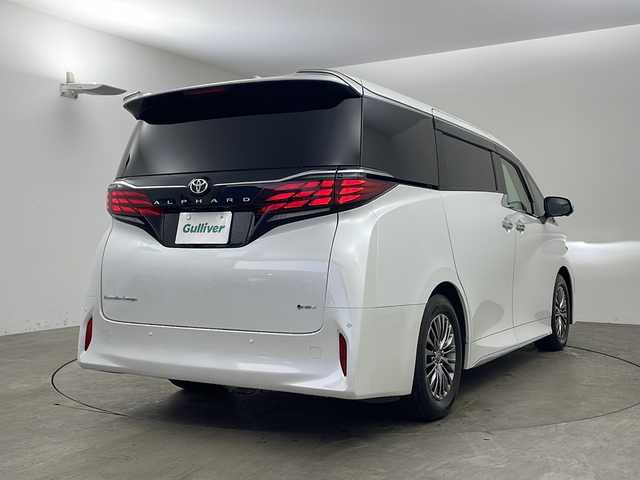 トヨタ アルファードハイブリット エグゼクティブ ラウンジ 兵庫県 2023(令5)年 2.3万km プラチナホワイトパールマイカ ・純正ディスプレイナビオーディオ/・Bluetooth/CD/DVD/USB/フルセグテレビ/・パノラミックビューモニター/・純正リアフリップダウンモニター/・トヨタセーフティセンス/・プリクラッシュセーフティ/・緊急時操舵支援/・フロント＆リヤクロストラフィックアラート/・レーンチェンジアシスト/・レーダクルーズコントロール/・アダプティブハイビームシステム/・ロードサインアシスト/・ドライバー異常時対応システム/・プロアクティブドライビングアシスト/・レーンディバーチャーアラート/・発進遅れ告知機能/・後方車両接近告知/・周辺車両接近時サポート/・クリアランスソナー/・パーキングサポートブレーキ/・リヤカメラディテクション/・車両接近通報装置/・デジタルインナーミラー/・左右独立ムーンルーフ/・パワーバックドア/・両側パワースライドドア/・ユニバーサルステップ（左右スライド）/・電子パーキングブレーキ/・オートホールド/・革巻きステアリング/・ステアリングヒーター/・革シート/・全席パワーシート、シートヒーター、ベンチレーション/・電動オットマン/・パワーサンシェード